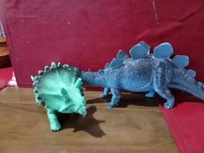 Figuras de dinosaurios Triceratops y Stegosaurus - miniatura 2