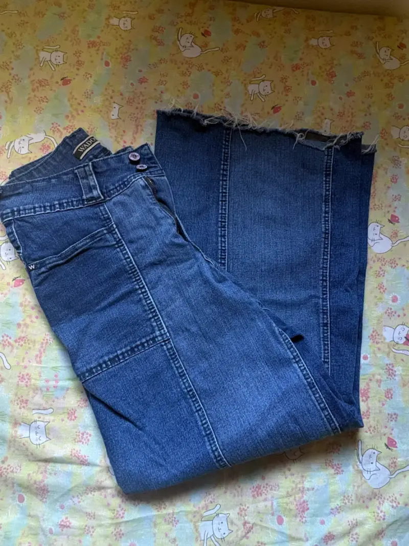 Jeans de mezclilla azul con diseño desgastado - 1