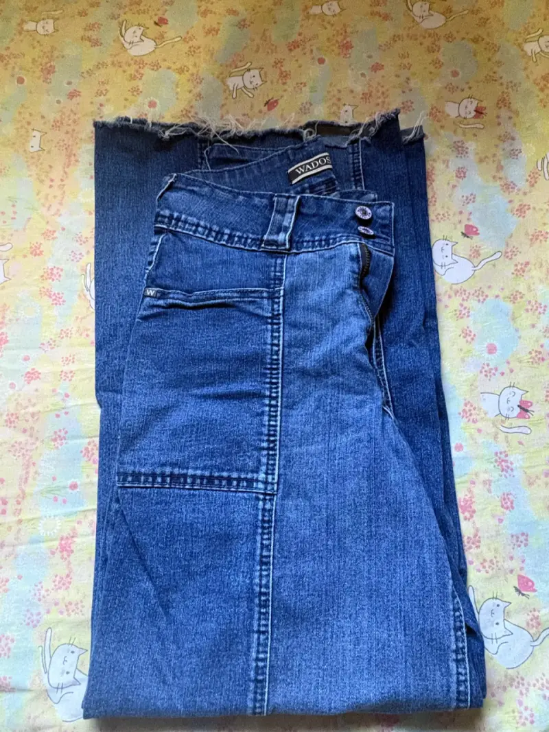 Jeans de mezclilla azul con diseño desgastado - 2