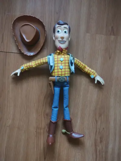Muñeco Woody de Toy Story con sombrero - miniatura 1