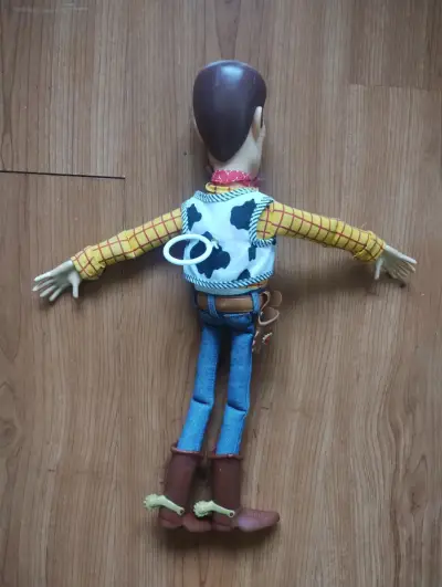 Muñeco Woody de Toy Story con sombrero - miniatura 2