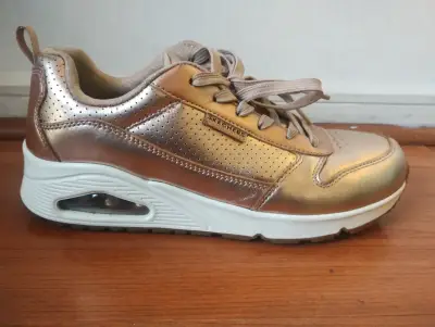 Zapatillas Skechers doradas con plataforma - miniatura 1