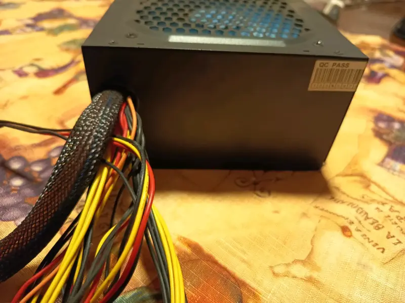 Fuente de Poder ATX 750W DM con Cables - 3