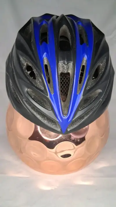 Casco de ciclismo negro y azul con ventilación - miniatura 1