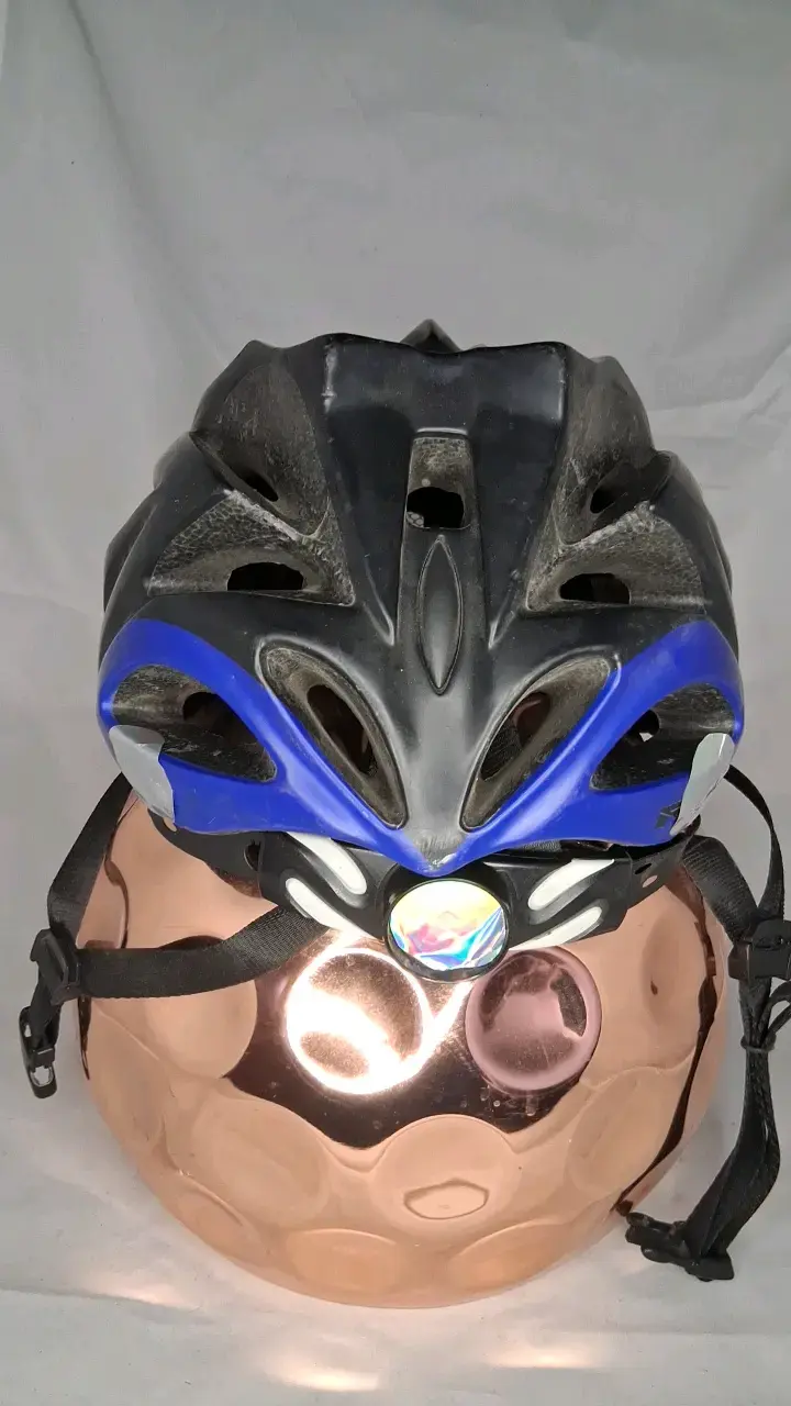Casco de ciclismo negro y azul con ventilación - 2
