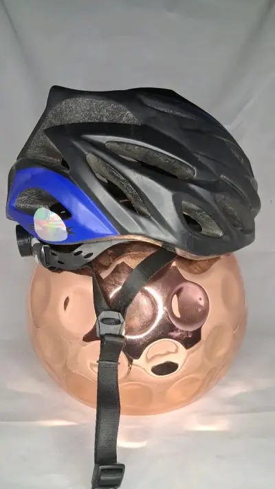 Casco de ciclismo negro y azul con ventilación - miniatura 3
