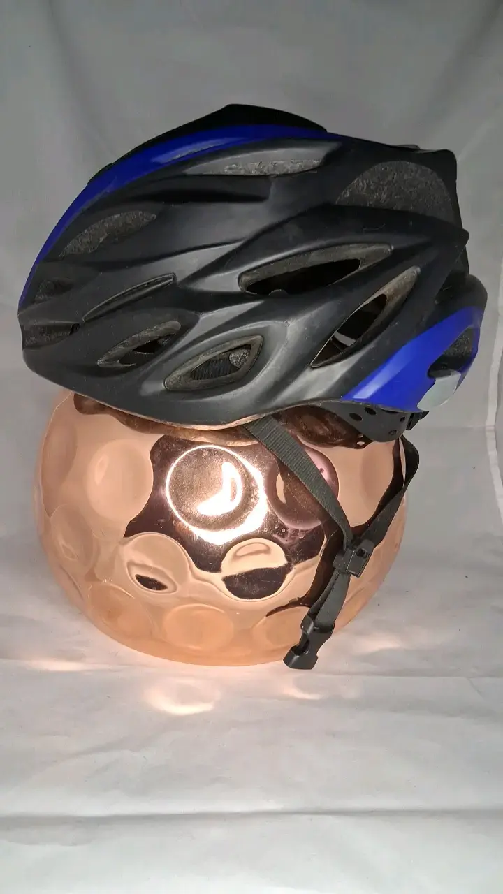Casco de ciclismo negro y azul con ventilación - 4