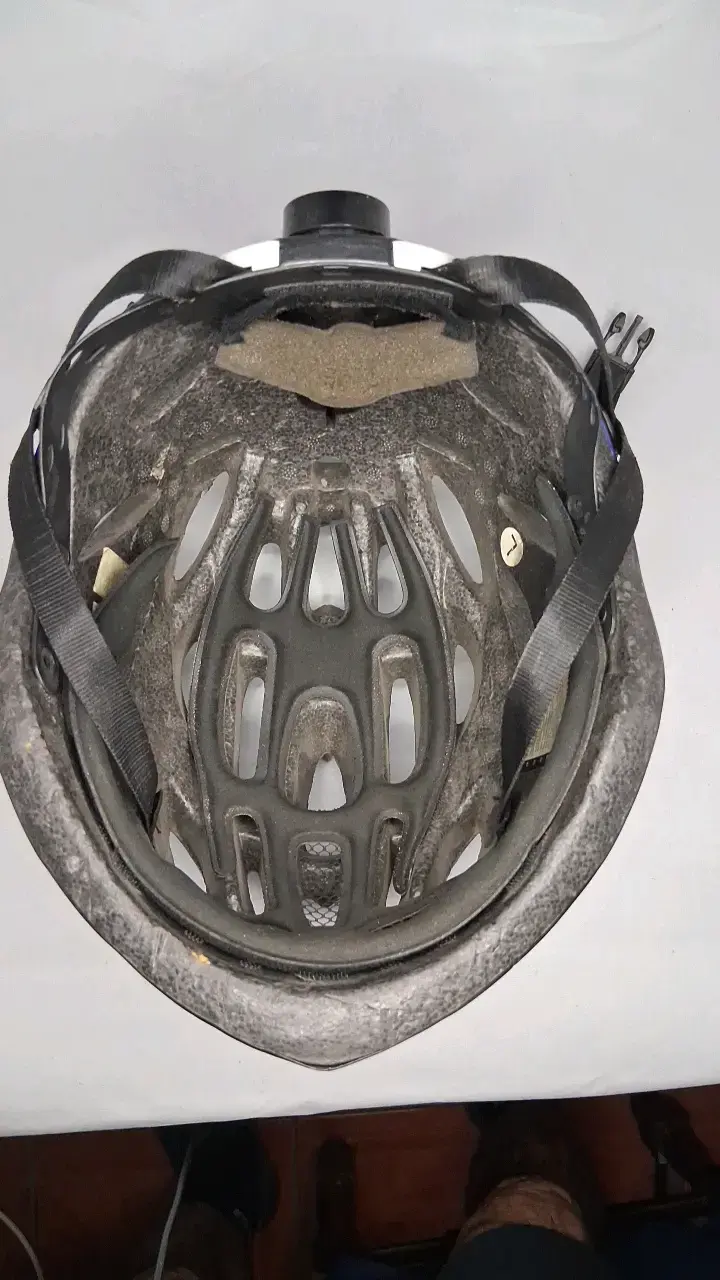 Casco de ciclismo negro y azul con ventilación - 6