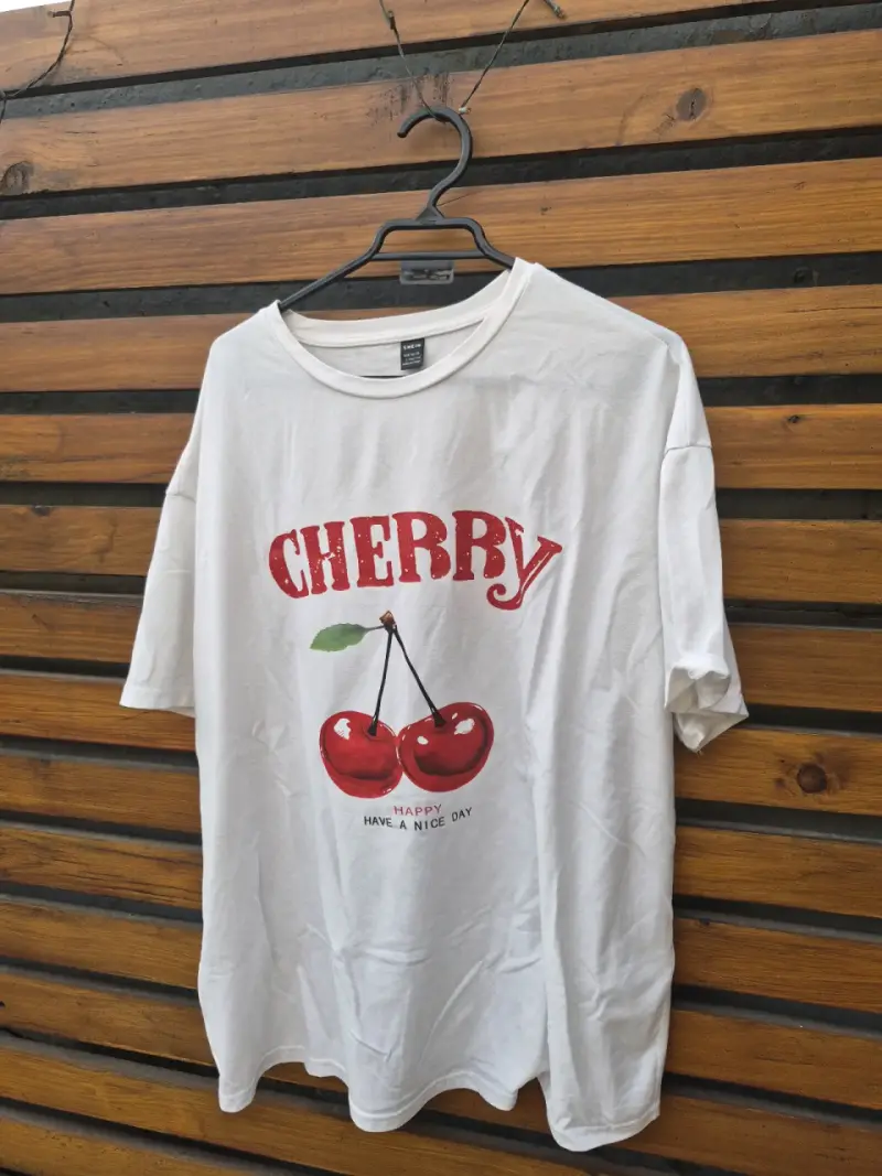 Polera blanca con diseño de cerezas