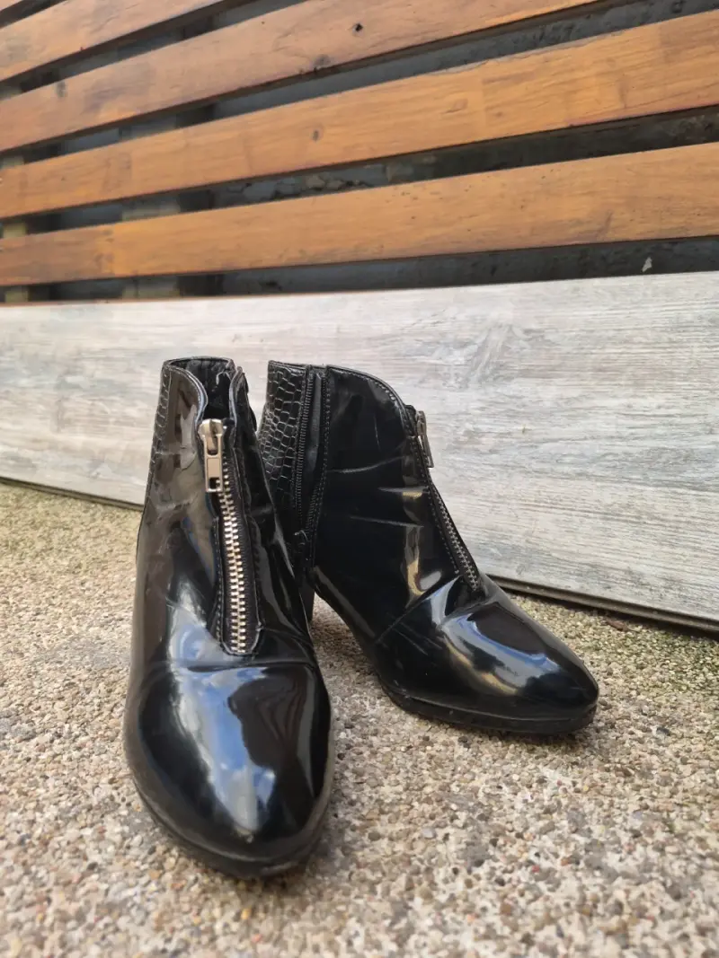 Botines de charol negro con cierre frontal - 1