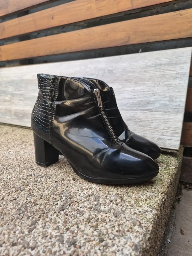 Botines de charol negro con cierre frontal - 2
