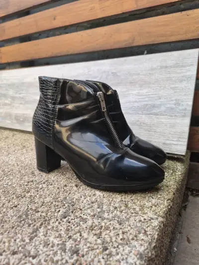Botines de charol negro con cierre frontal - miniatura 2