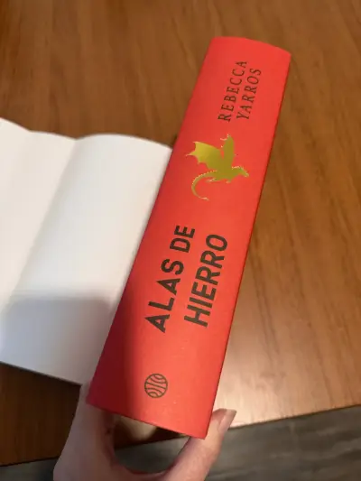 Libro 'Alas de Hierro' de Rebecca Yarros - miniatura 5