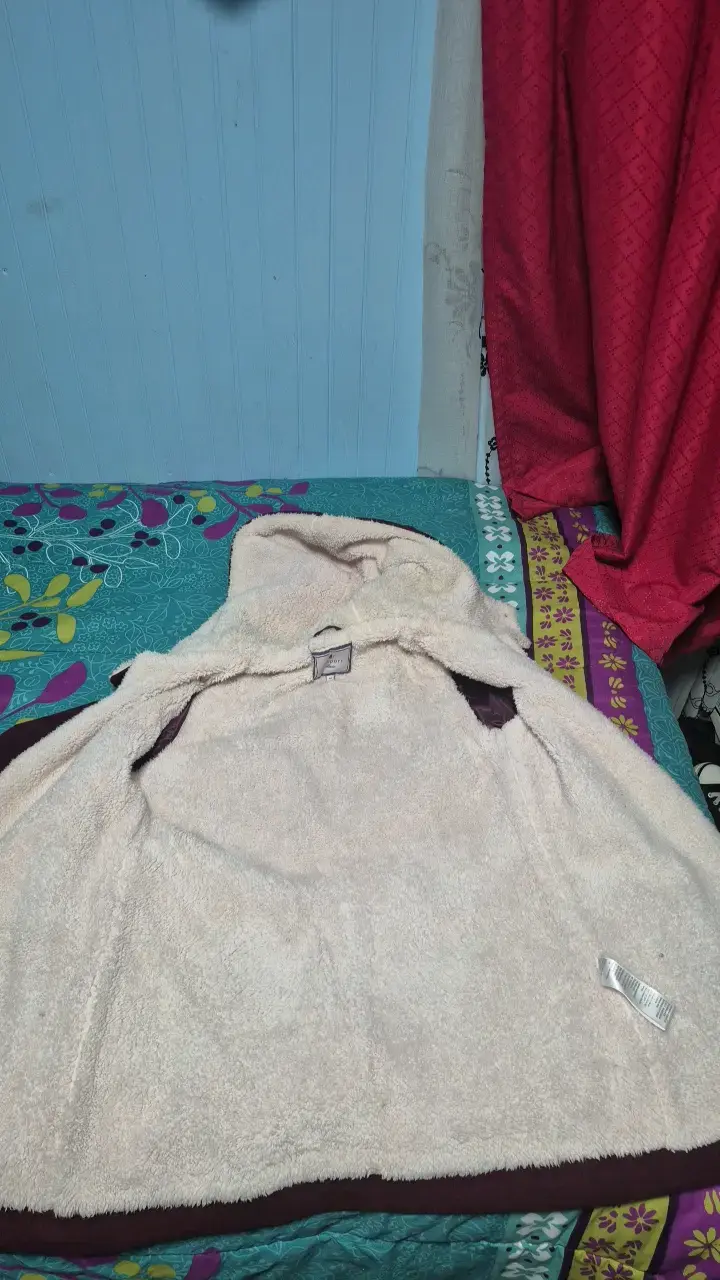 Abrigo burdeos con capucha y forro de lana - 2