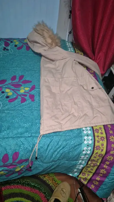 Parka beige con capucha de piel sintética Sybilla - miniatura 4