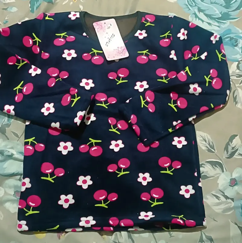 Polera manga larga con estampado de cerezas