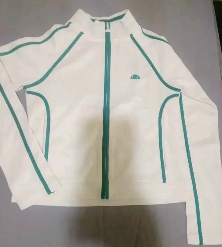 Chaqueta deportiva blanca con detalles verdes - 2
