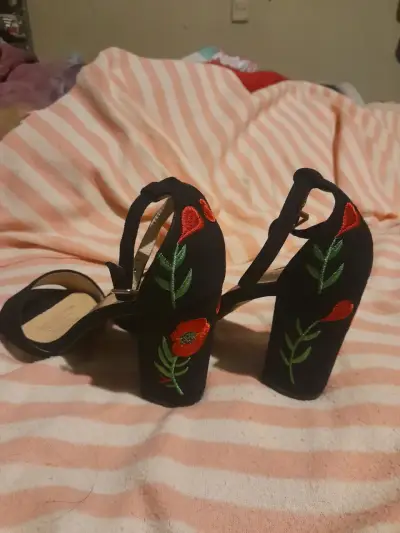 tacones con detalles florales - miniatura 1
