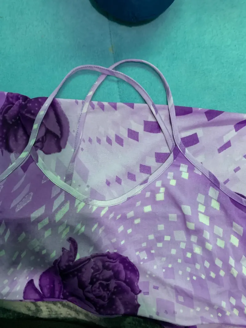 Vestido de verano morado con estampado floral - 2
