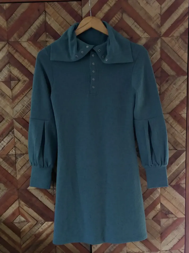 Vestido iO de lana verde con cuello alto