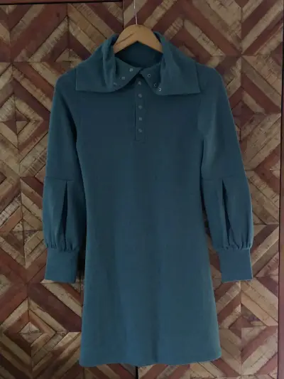 Vestido iO de lana verde con cuello alto - miniatura 1