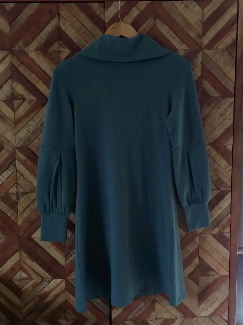 Vestido iO de lana verde con cuello alto - 2