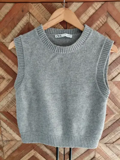 Chaleco sin mangas gris Zara para mujer - miniatura 1