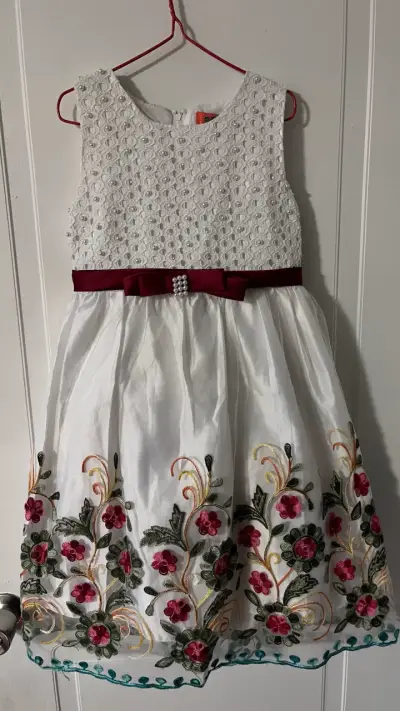 Vestido de niña blanco con bordado floral y lazo - miniatura 1