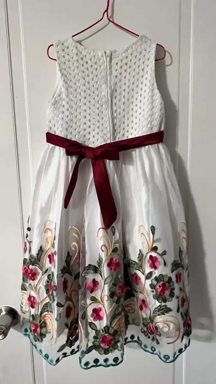 Vestido de niña blanco con bordado floral y lazo - 2