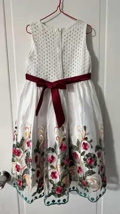 Vestido de niña blanco con bordado floral y lazo - miniatura 2