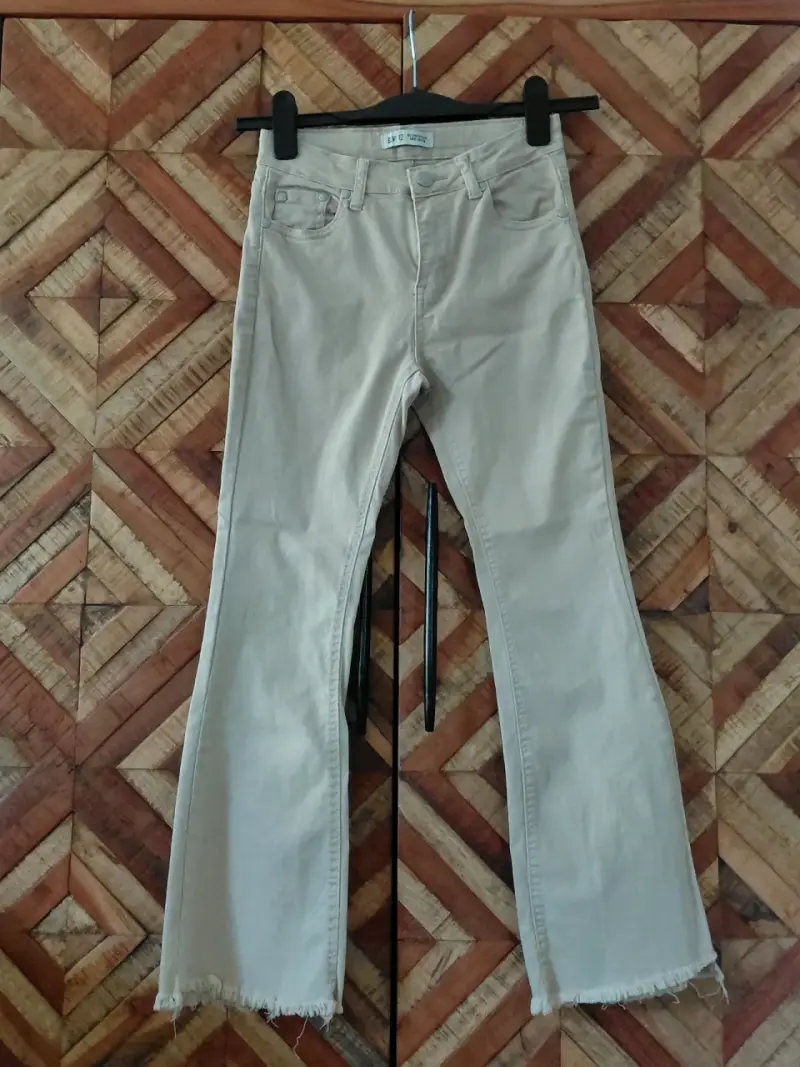 Jeans ELV beige de niña con ruedo deshilachado