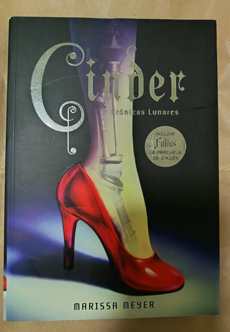 Libro Cinder Crónicas Lunares de Marissa Meyer - 1