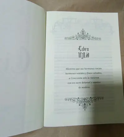 Libro Cinder Crónicas Lunares de Marissa Meyer - miniatura 3