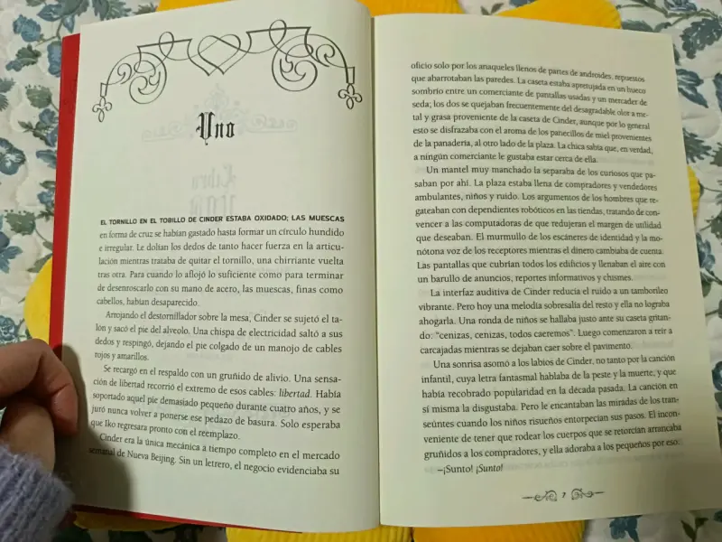 Libro Cinder Crónicas Lunares de Marissa Meyer - 5