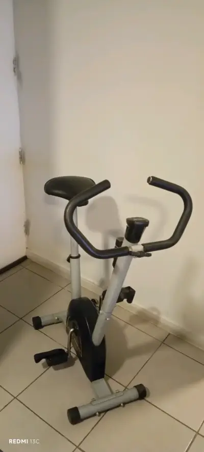 Bicicleta estática para ejercicio en casa - miniatura 3
