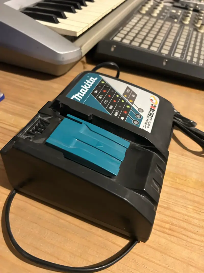Cargador de Baterías Makita DC18RC - 1