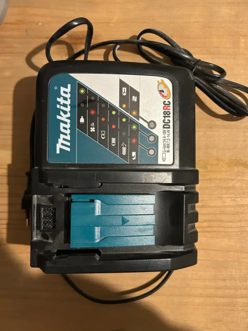 Cargador de Baterías Makita DC18RC - 2