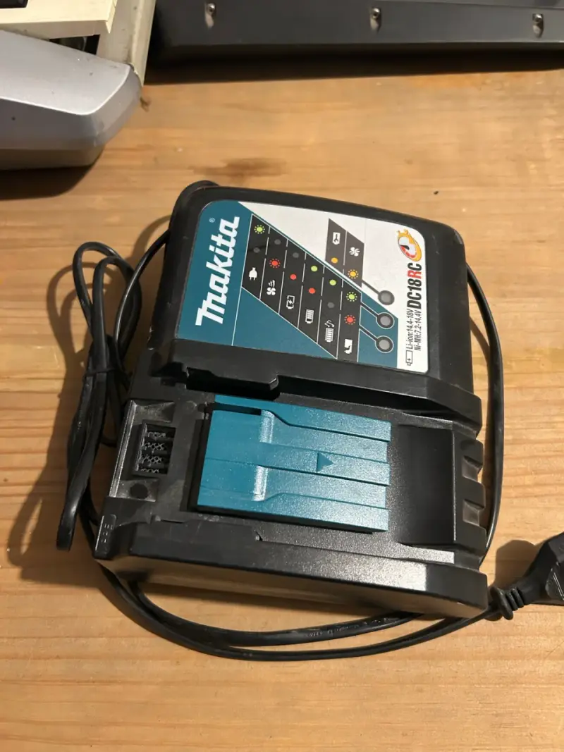 Cargador de Baterías Makita DC18RC - 3