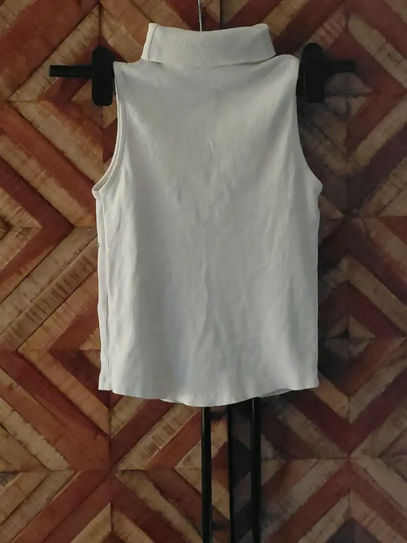 Polera sin mangas blanco con cuello alto y detalle - 2
