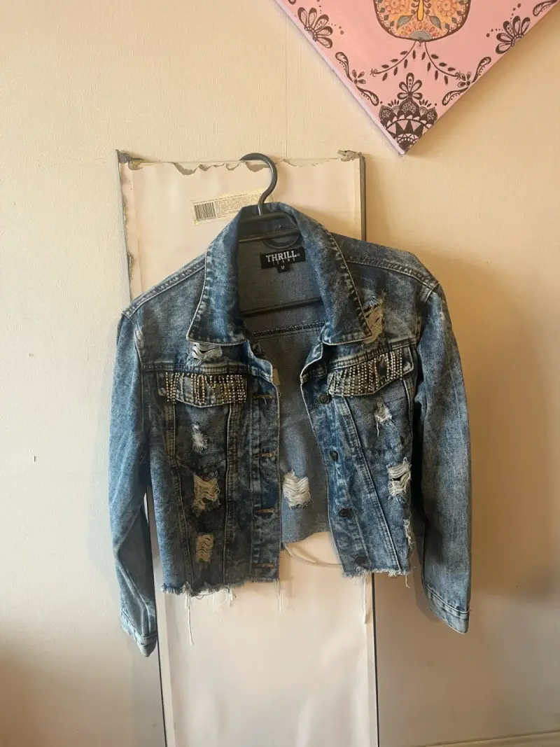 Chaqueta de mezclilla con tachas para mujer - 1