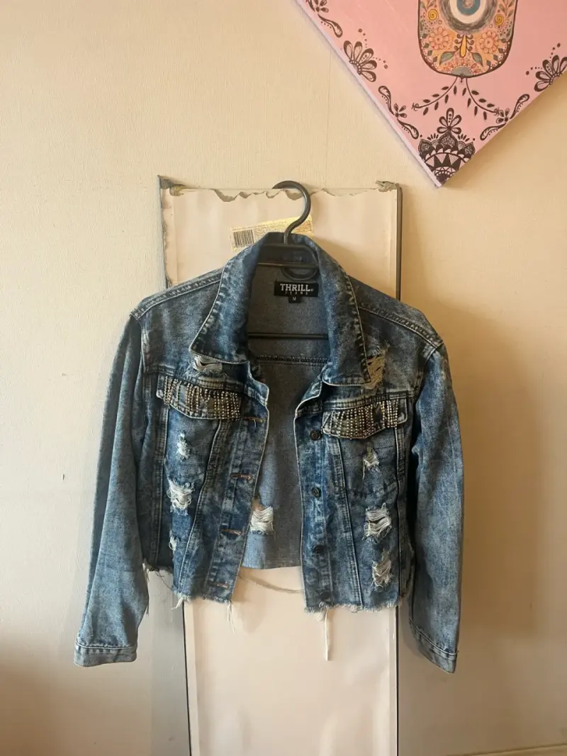 Chaqueta de mezclilla con tachas para mujer - 2