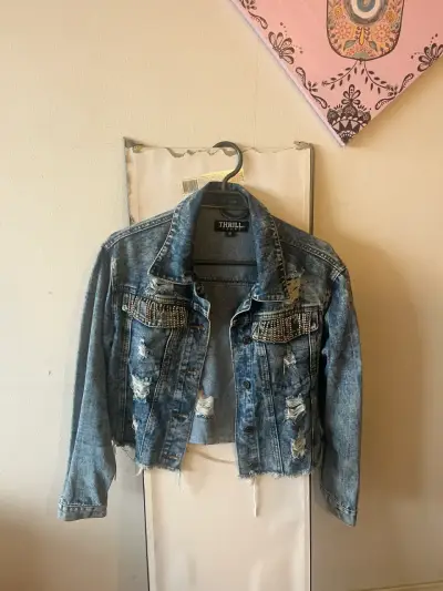 Chaqueta de mezclilla con tachas para mujer - miniatura 2