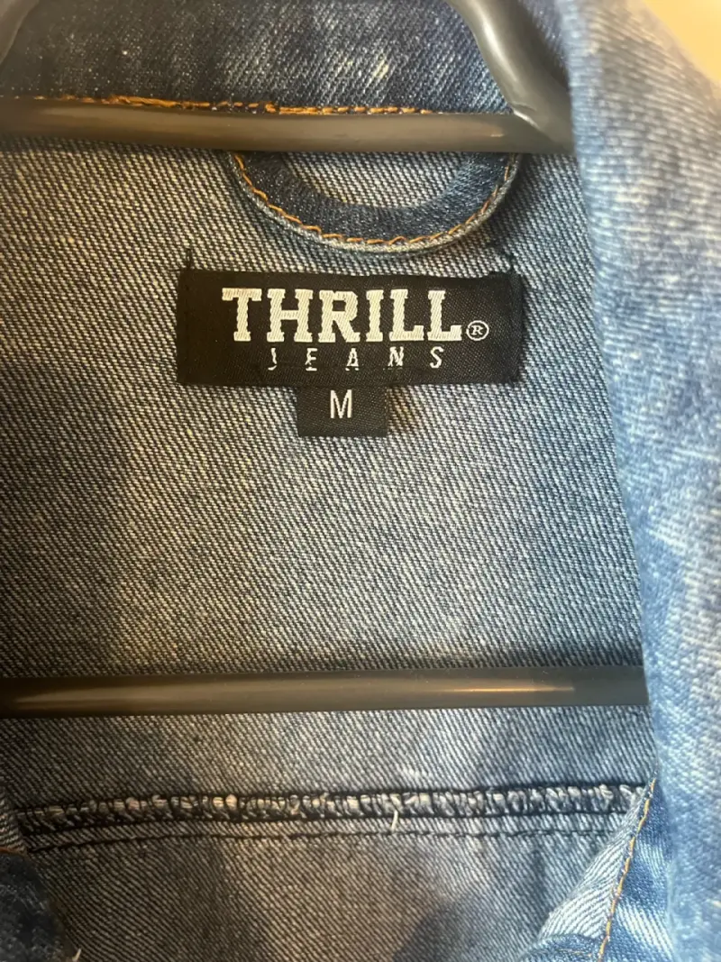 Chaqueta de mezclilla con tachas para mujer - 3