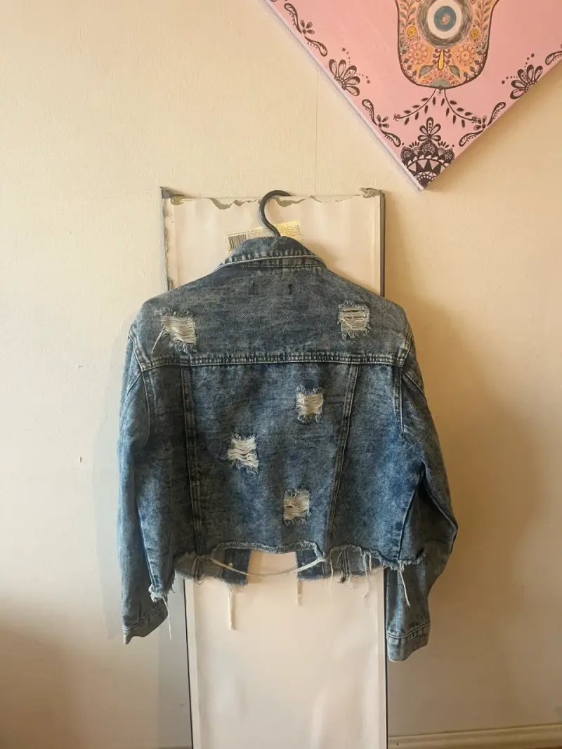 Chaqueta de mezclilla con tachas para mujer - 4
