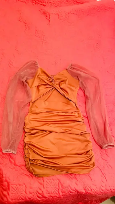 Vestido corto naranja con mangas transparentes - miniatura 1