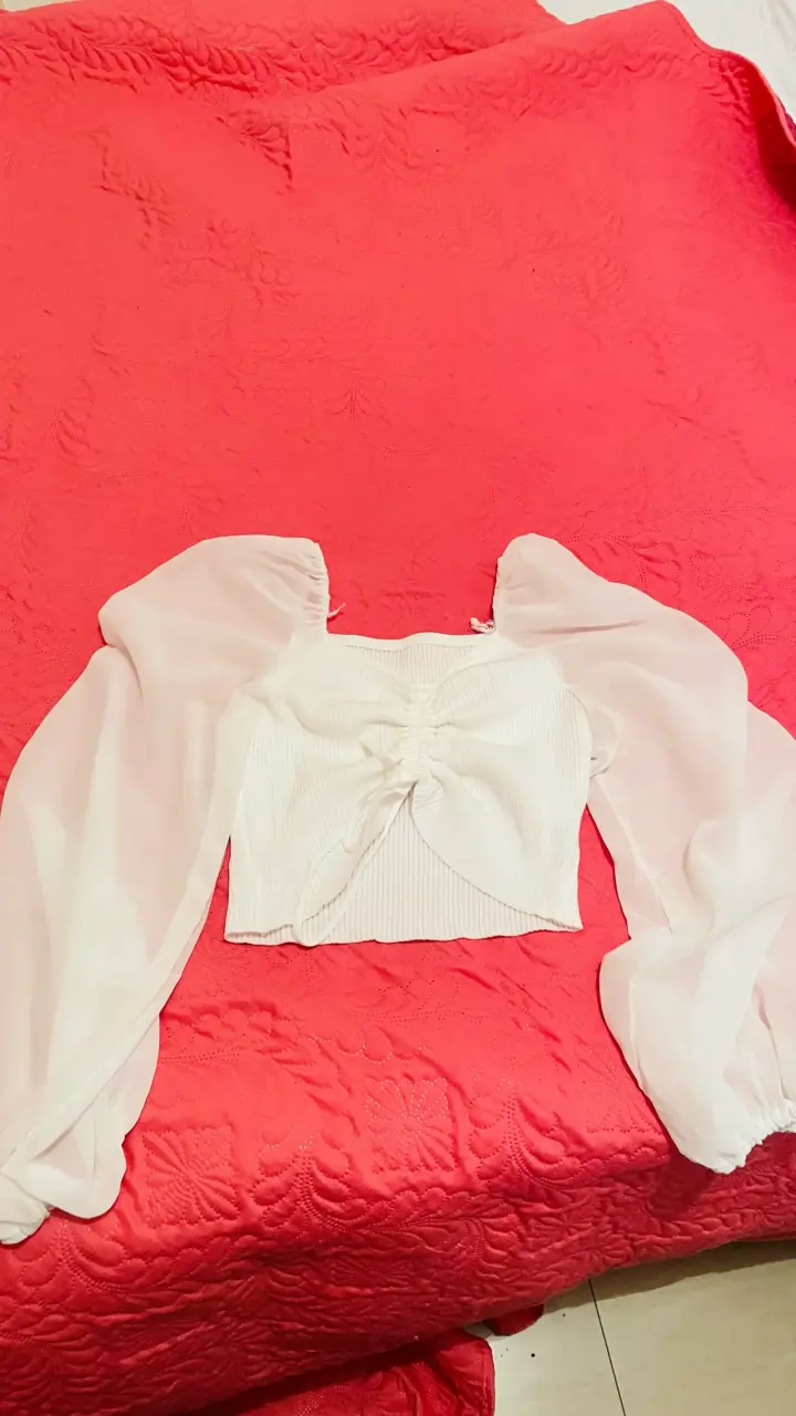 Blusa blanca con mangas transparentes
