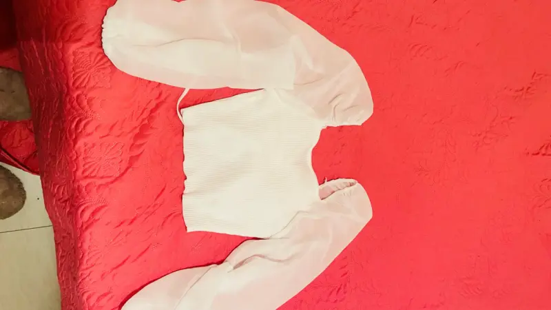 Blusa blanca con mangas transparentes - 2