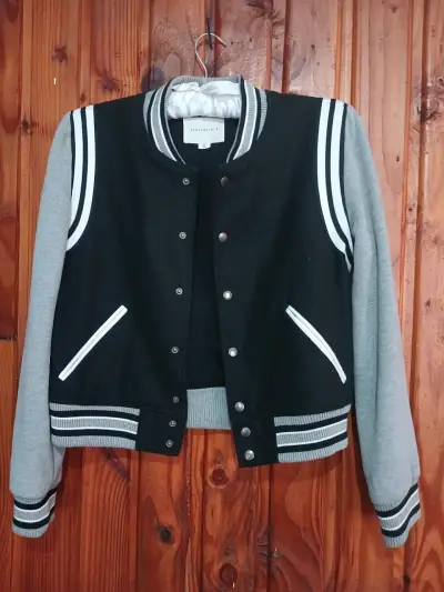 Chaqueta bomber negra y gris Aeropostale - miniatura 2