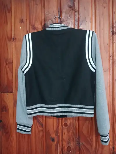 Chaqueta bomber negra y gris Aeropostale - miniatura 3