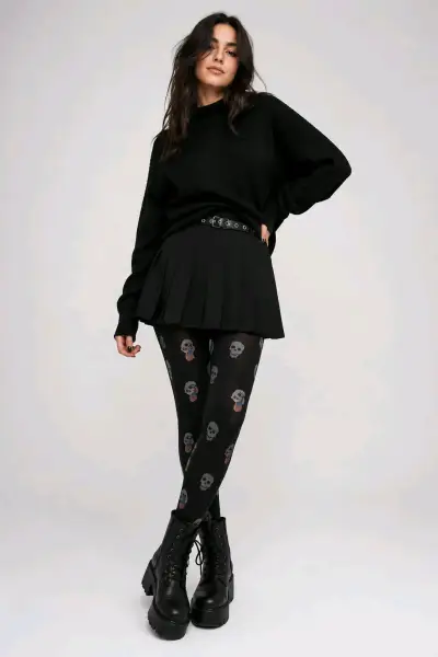 Pantys negras con diseño de calaveras y estrellas - miniatura 1